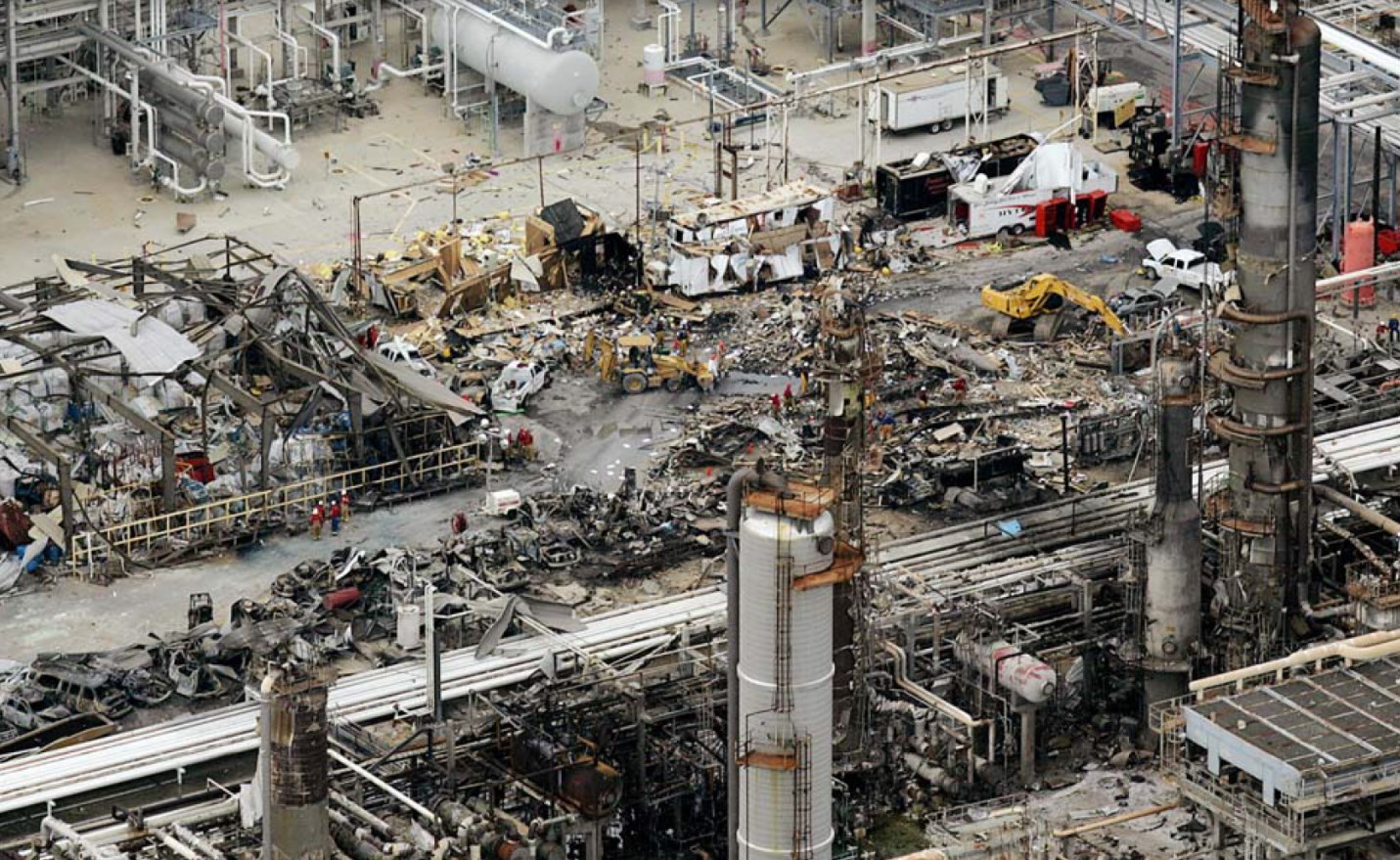 Взрыв и пожар на нефтеперерабатывающем заводе в Техасе